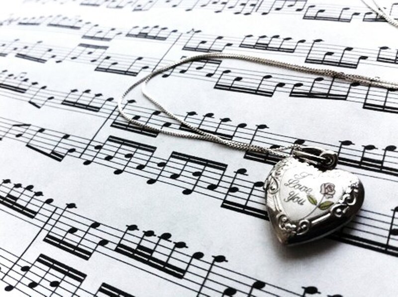 Heart-shaped Locket — White