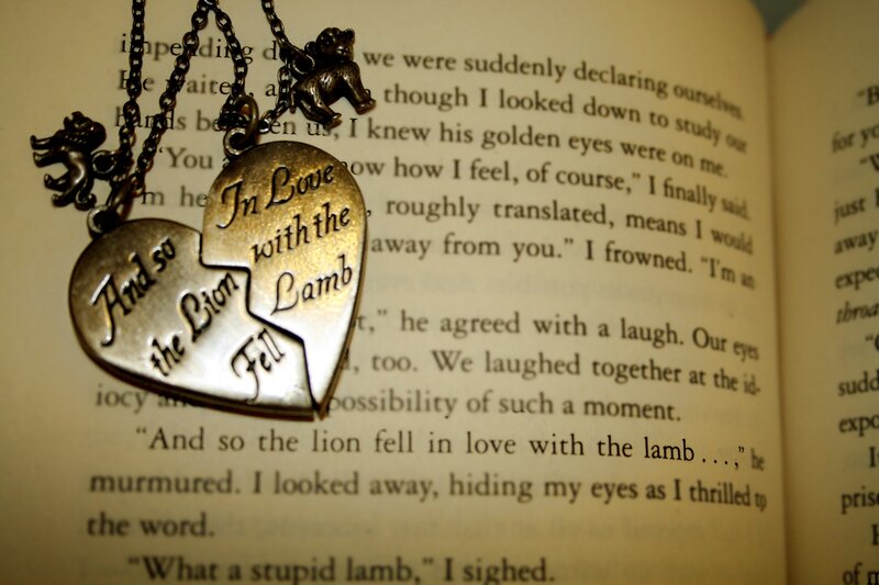Heart-shaped Necklace — Gold