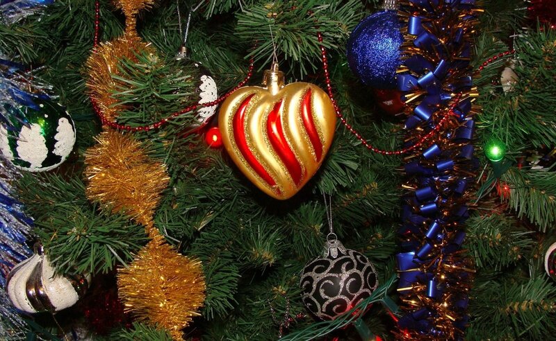 Heart-shaped Ornament — Green, Festive