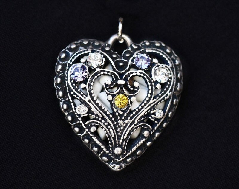 Heart-shaped Pendant — Black, Elegant