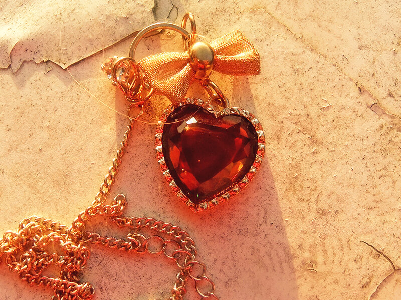 Heart-shaped Pendant — Gold, Dramatic