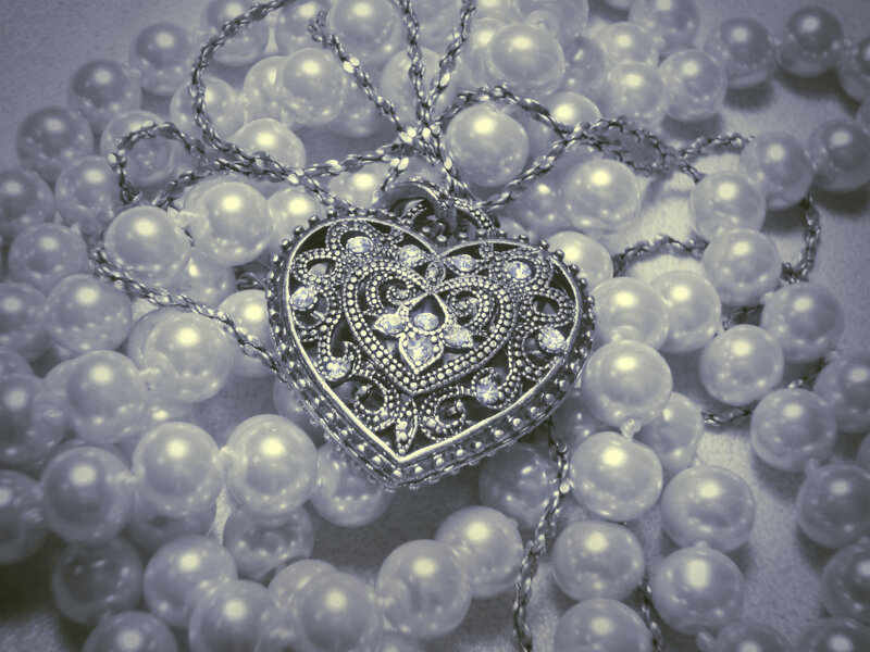 Heart-shaped Pendant — White