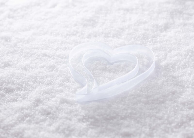 Heart-shaped Ribbon in Snow — White