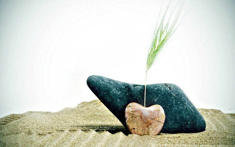 Heart-shaped Stone with Grass — Beige