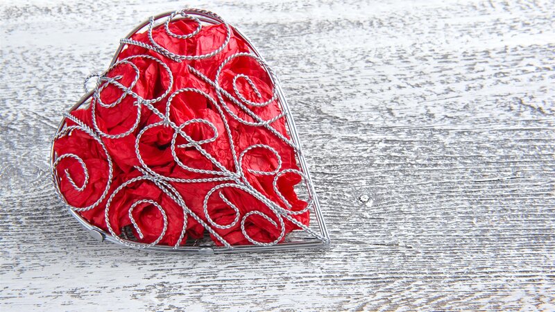 Heart-shaped Wire Basket — Red, Romantic