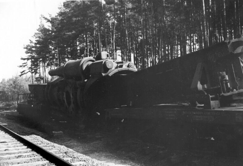 Heavy artillery on rail transport