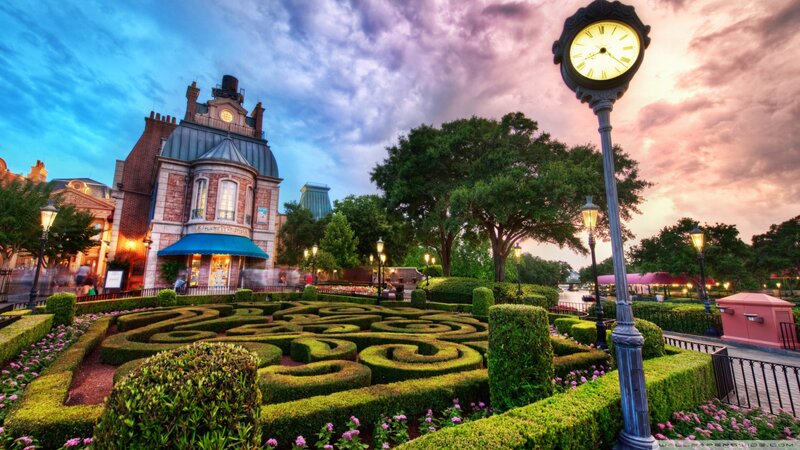 Hedge Maze and Clock