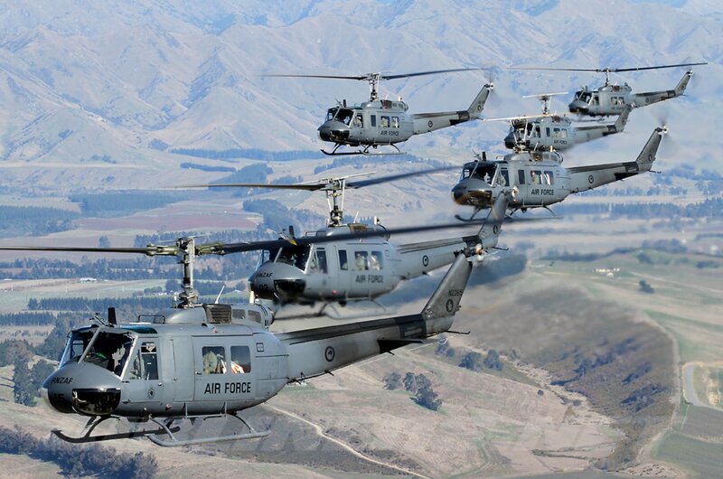 Helicopters in Formation — Gray, Dynamic