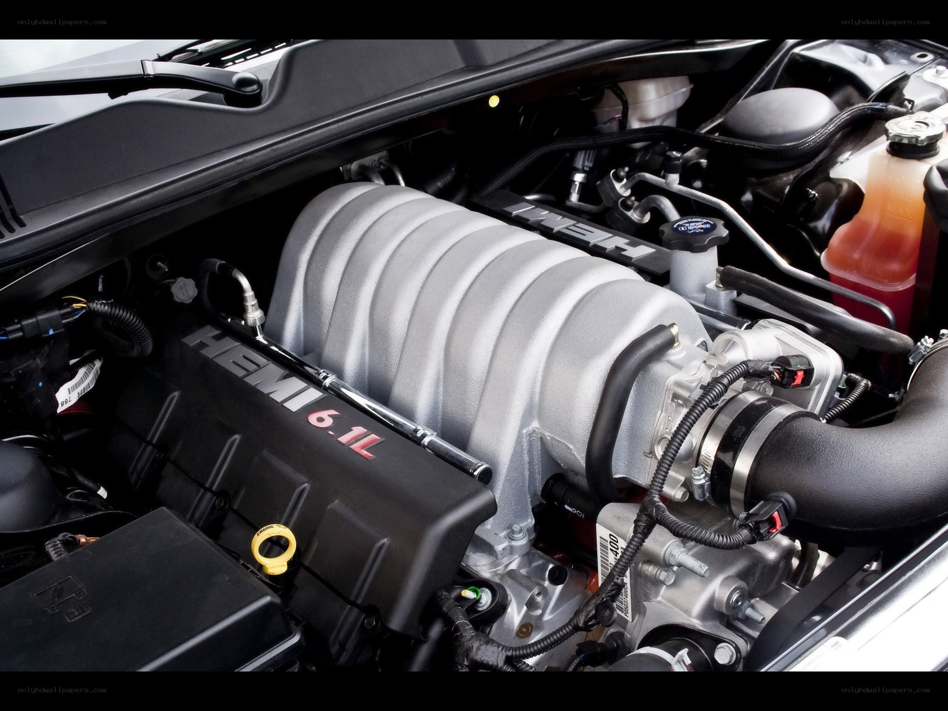 Hemi 6.1L engine in car
