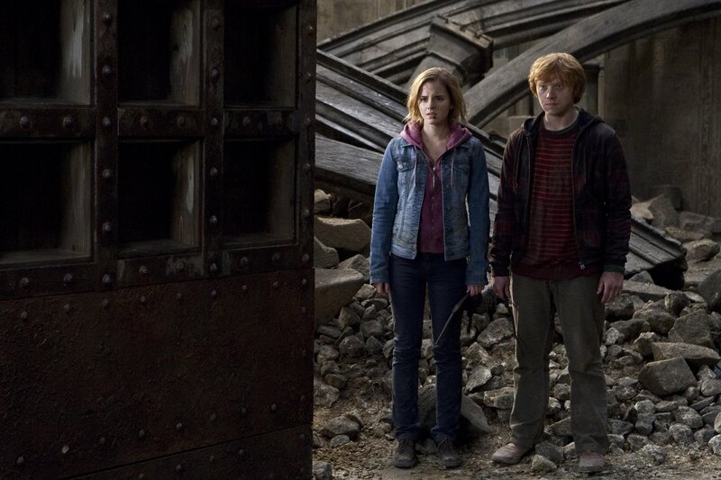 Hermione and Ron in ruins