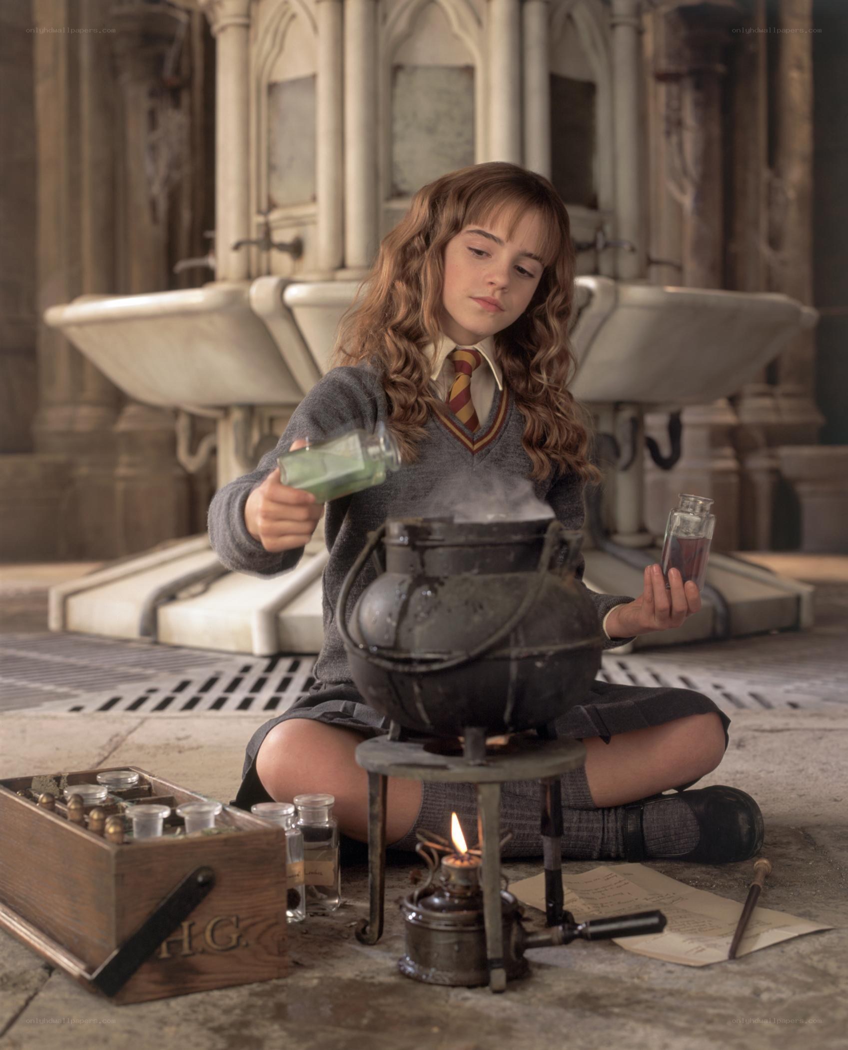 Hermione brewing potion