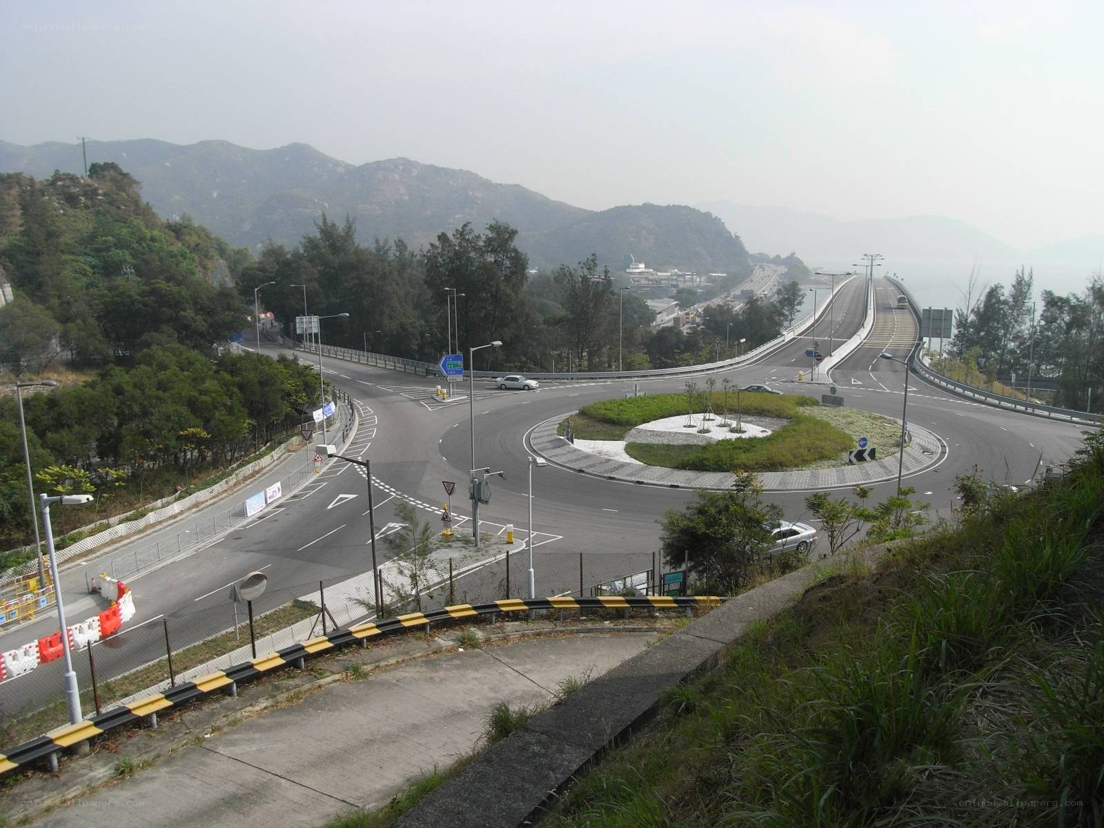 Highway interchange with roundabout