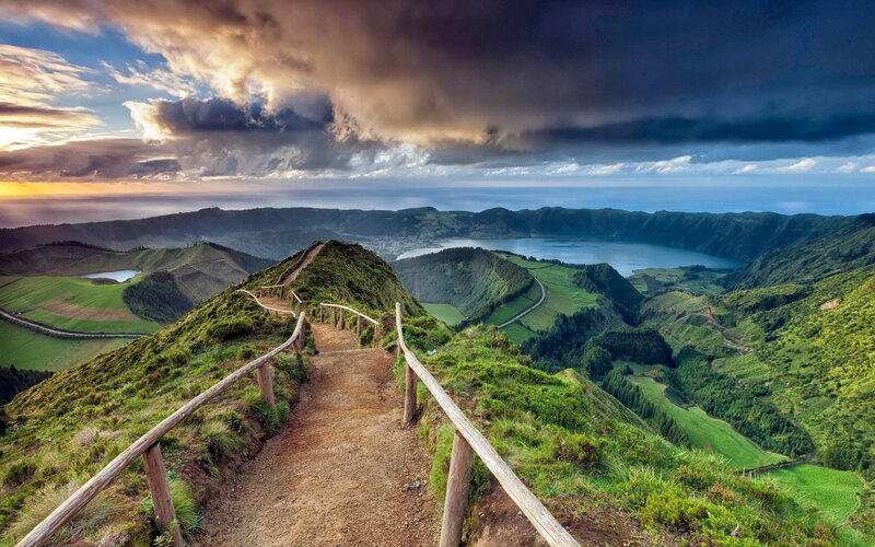 Hiking Trail on Mountain Ridge — Green