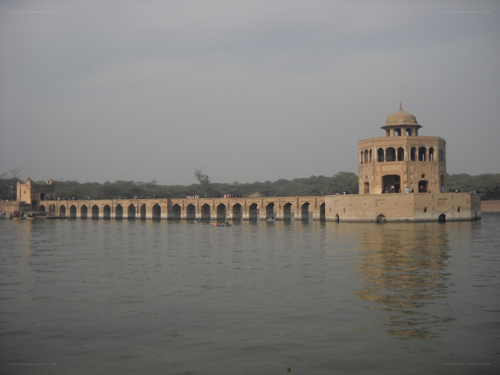 Hiran Minar complex on a hazy day