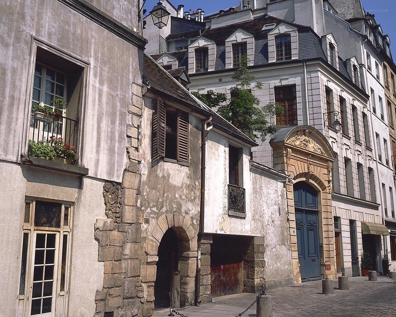 historic buildings in paris