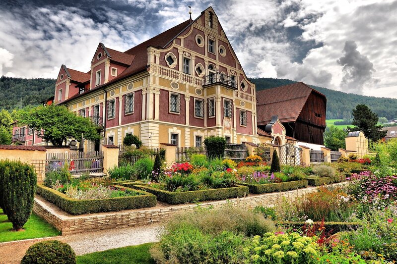 Historic House with Garden — Red