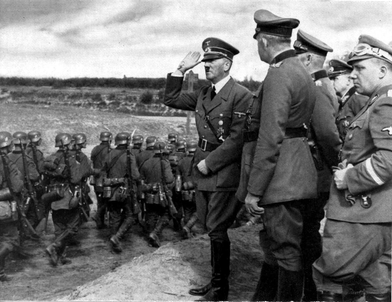 Hitler saluting soldiers