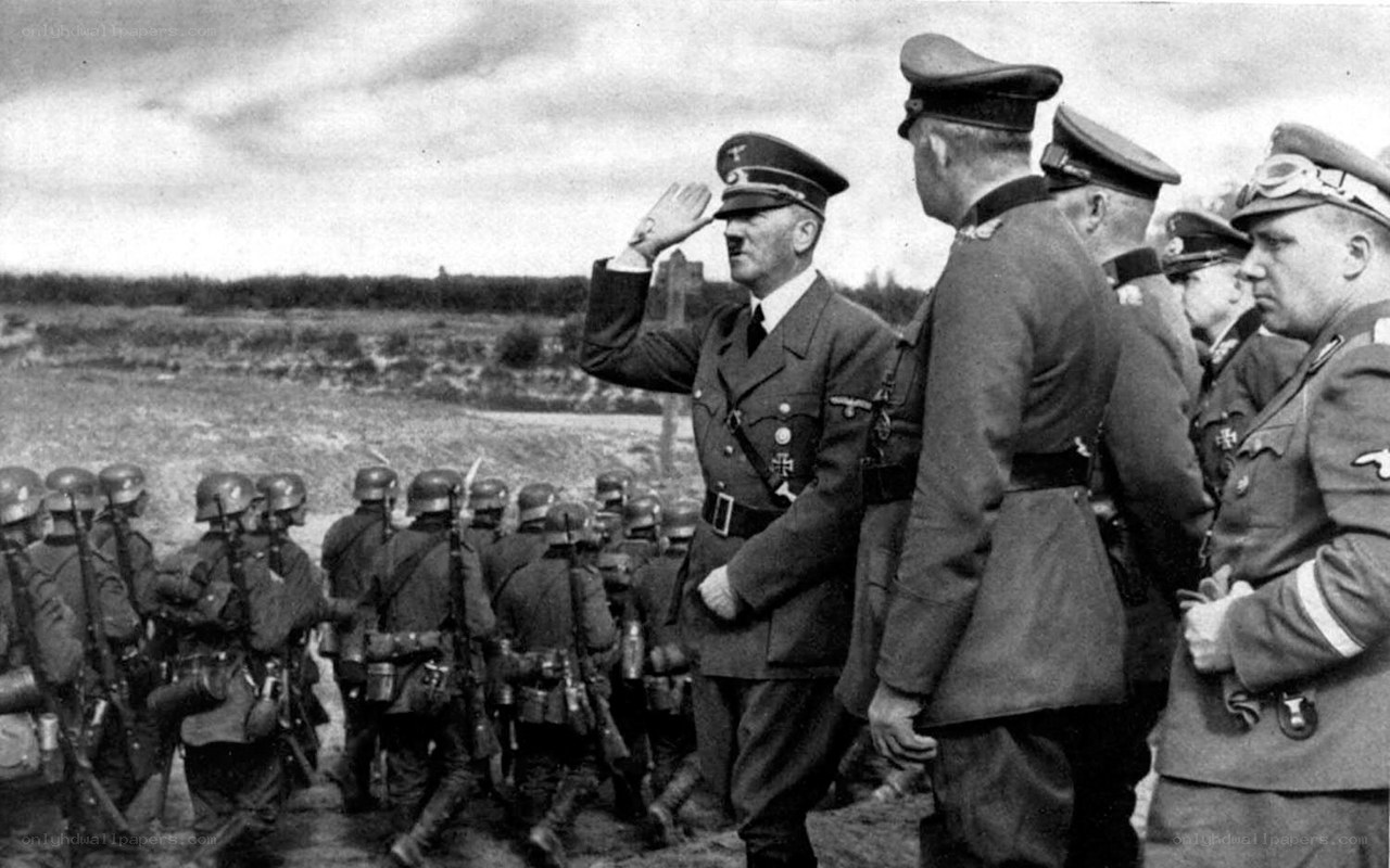 Hitler saluting soldiers