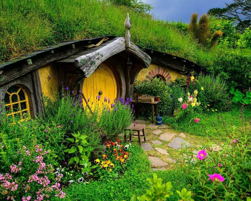 Hobbit House in Garden — Green, Peaceful