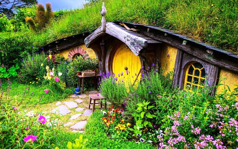 Hobbit House in Garden — Green, Serene