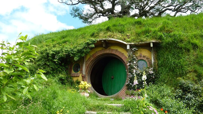 Hobbit House in Hill — Green, Serene