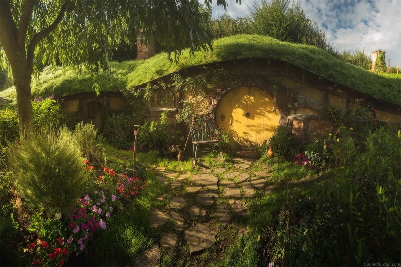 Hobbit House with Garden — Green