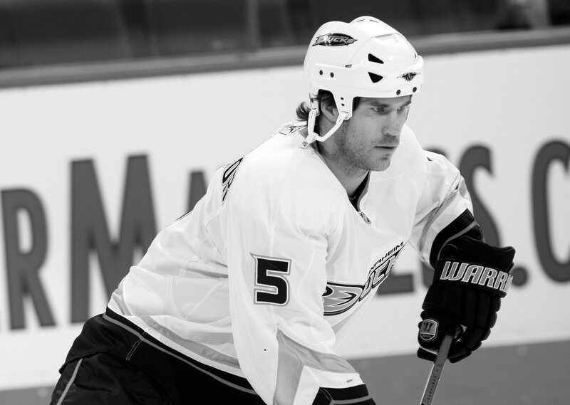 Hockey Player on Ice — Black, Focused
