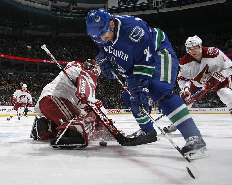 Hockey player shooting on goalie