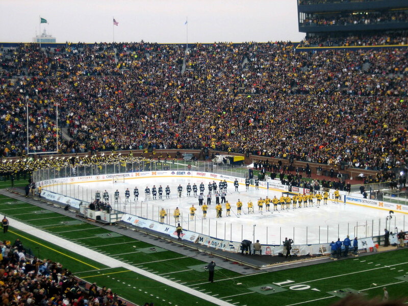 Hockey Players on Ice — Yellow