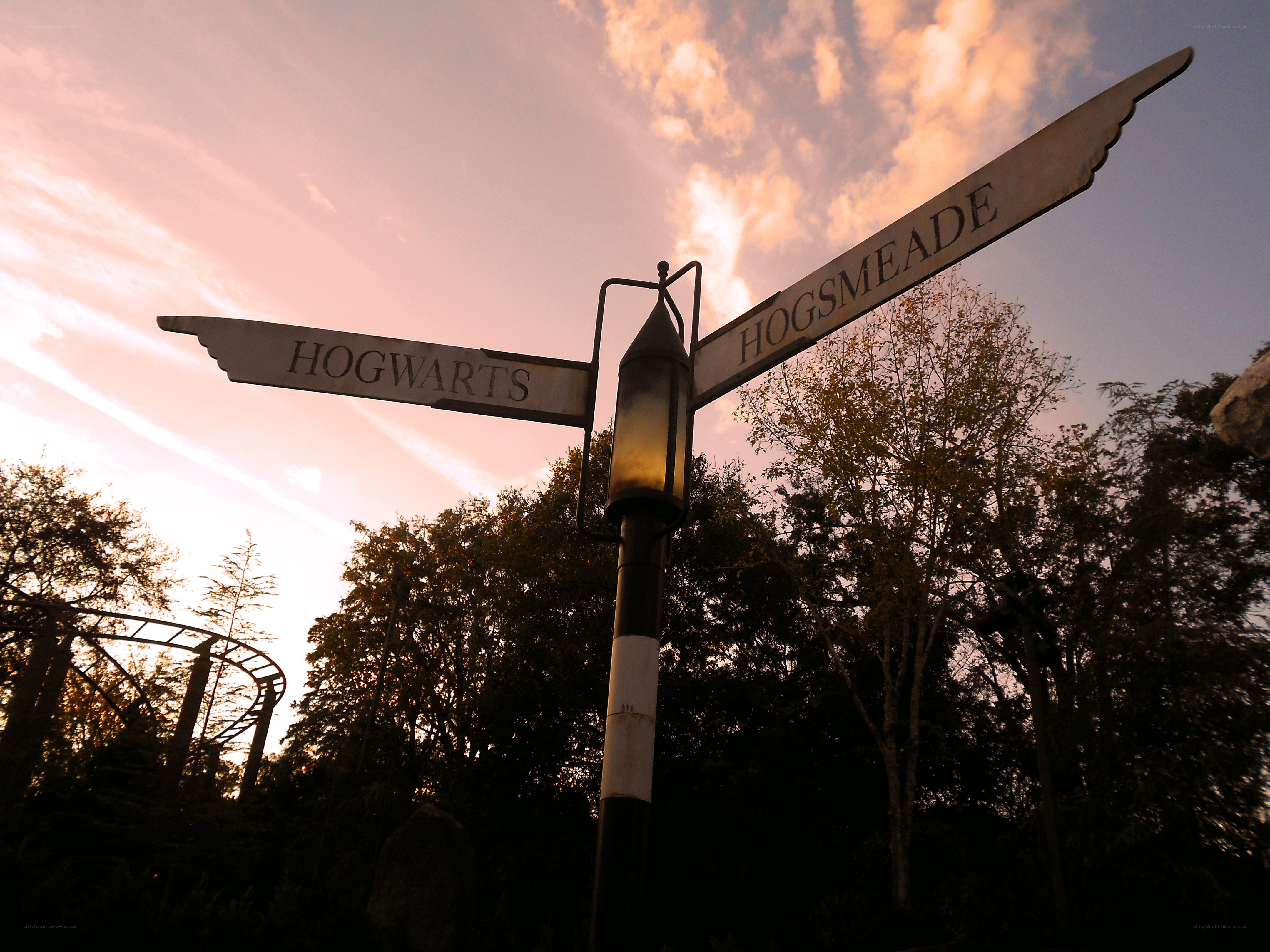 Hogwarts and Hogsmeade signpost