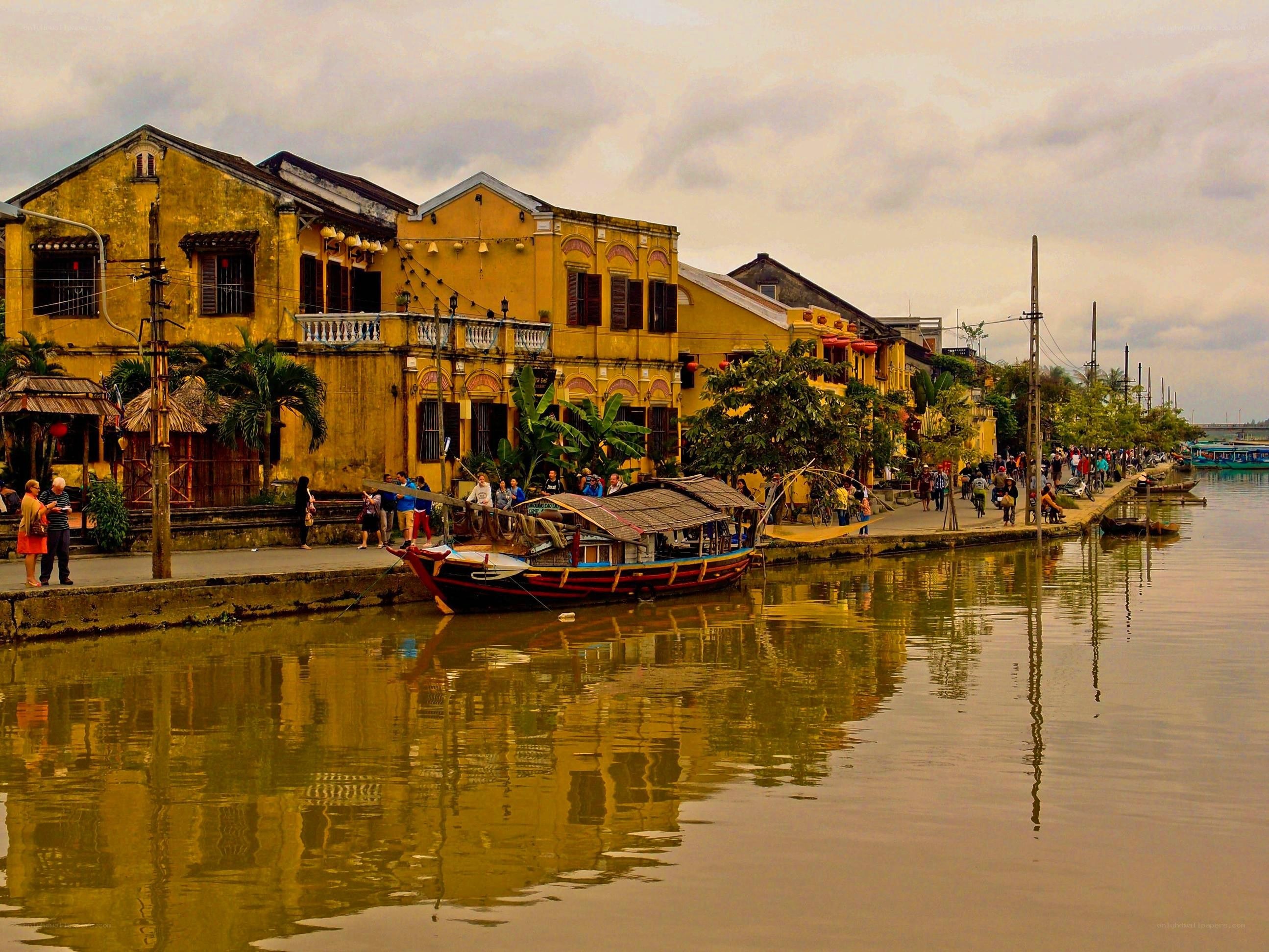 Hoi An ancient town riverside
