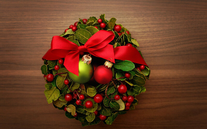 Holly Wreath with Ornaments — Green, Festive
