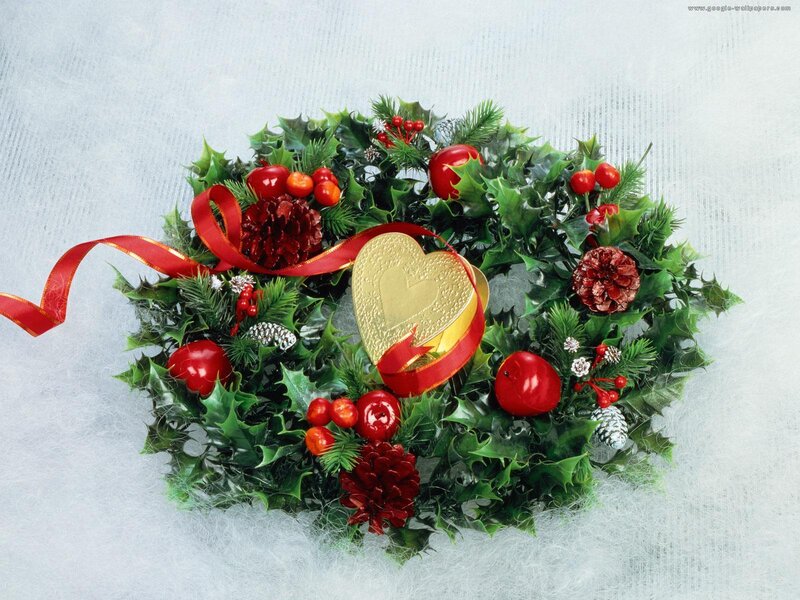 Holly Wreath with Ornaments — Green