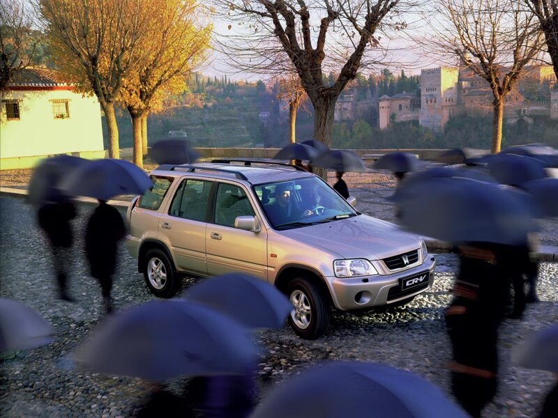 Honda CR-V in rainy courtyard