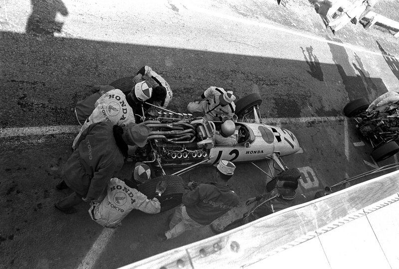Honda pit stop during race