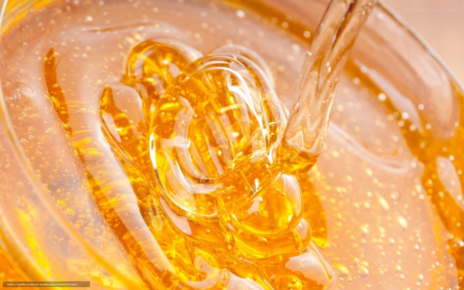 honey being poured