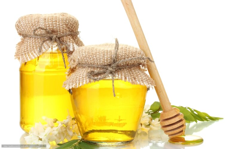 Honey jars with dipper and flowers