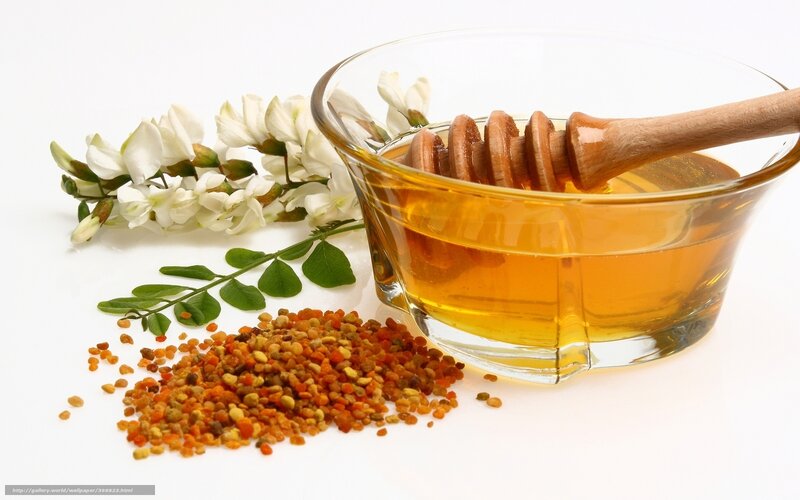 honey with bee pollen and flowers
