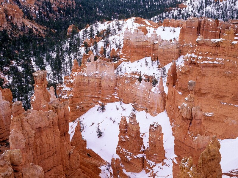 Hoodoos in Snow — Orange, Serene