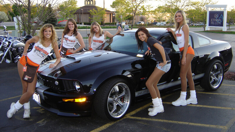 Hooters Waitresses with Car — Black