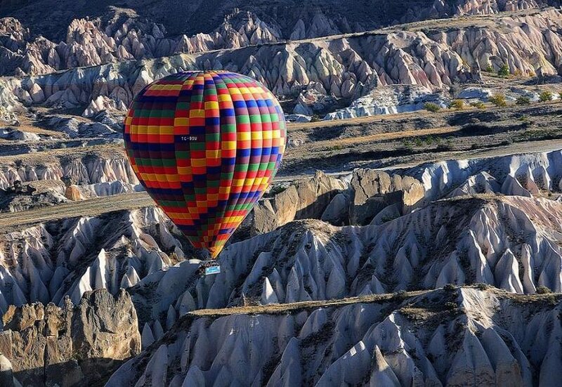 Hot Air Balloon over Rocks — Multicolor
