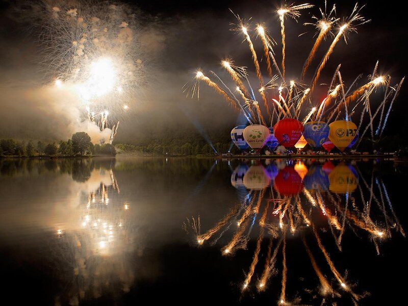 Hot Air Balloons at Night — Black
