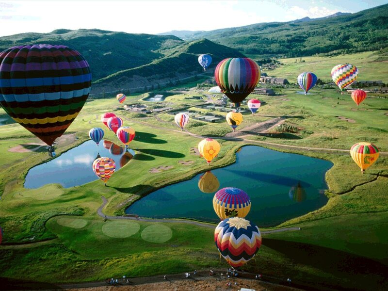 Hot Air Balloons over Golf Course — Green, Serene