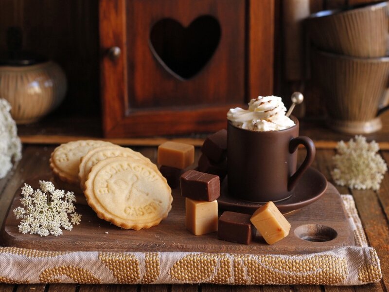 Hot Chocolate with Cookies