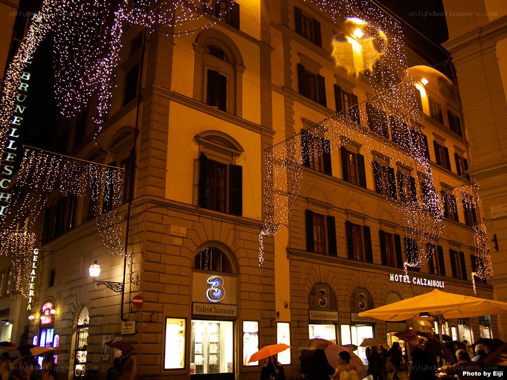 Hotel Calzaiuoli at night