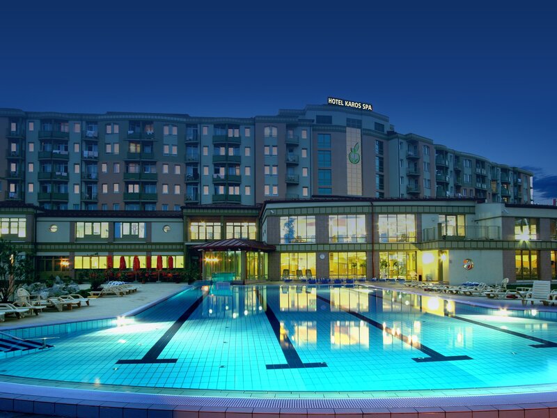 Hotel Karos Spa at night