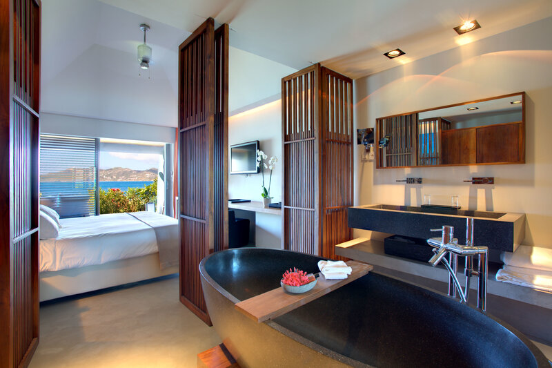 Hotel Room with Bathtub — Black