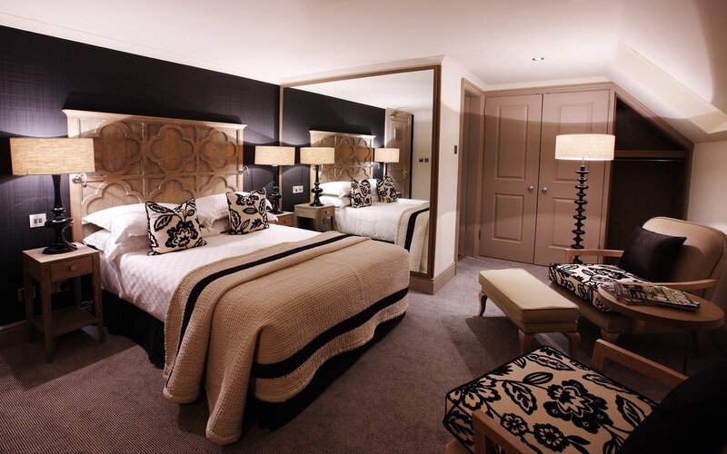 Hotel Room with Bed — Black