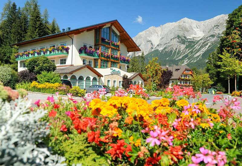 Hotel with Mountain View — Yellow