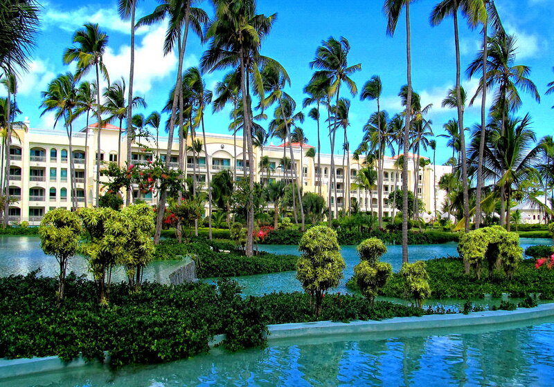 Hotel with Palm Trees — Blue